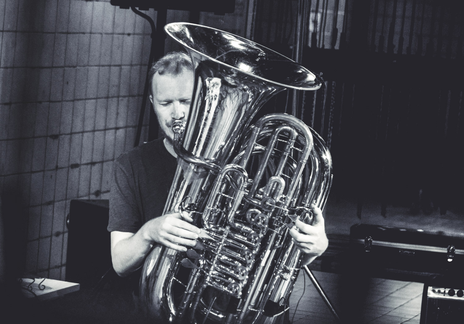 Black and white photo of Marting Taxt (Muddersten) performing © Anna Bastyrova