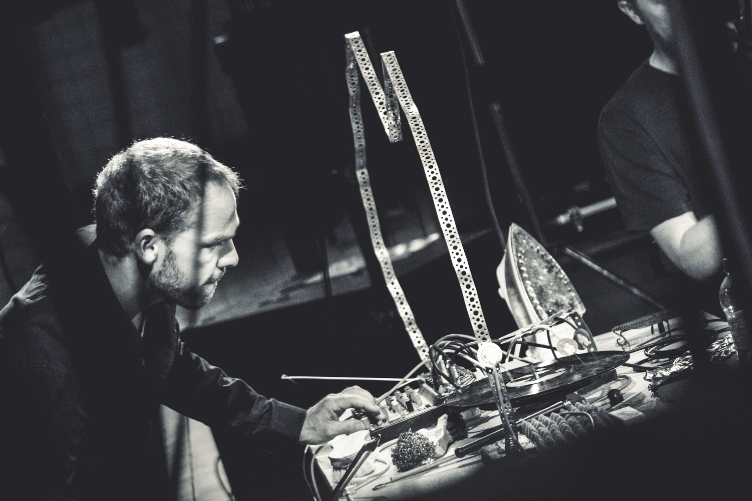 Black and white photo of Henrik Olsson (Muddersten) performing © Anna Bastyrova