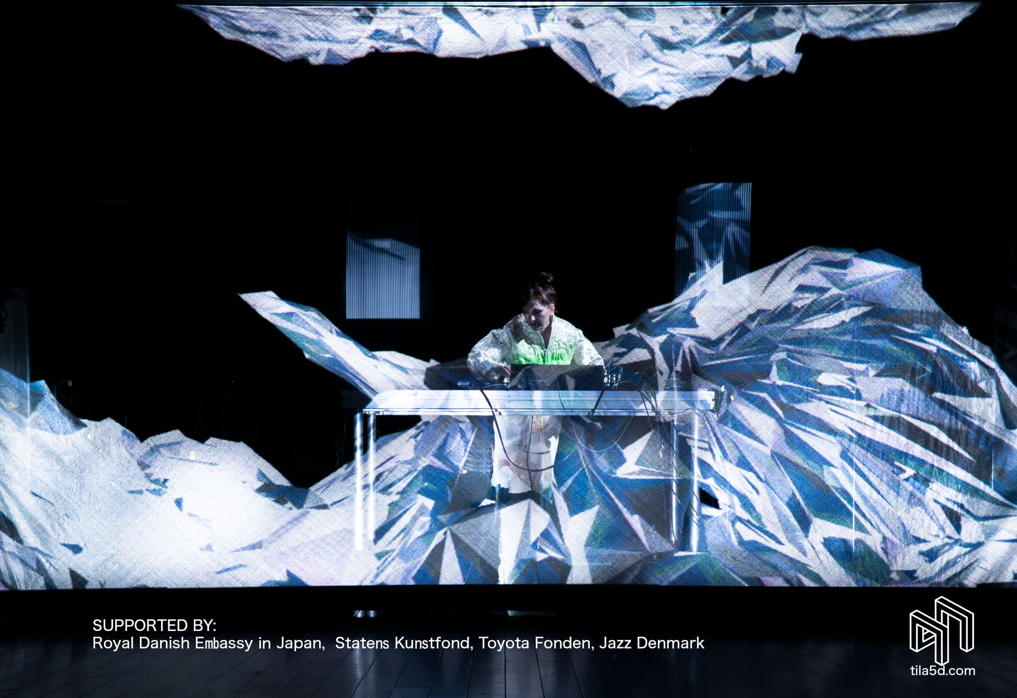 Johanna Sulkunen performing with video projections