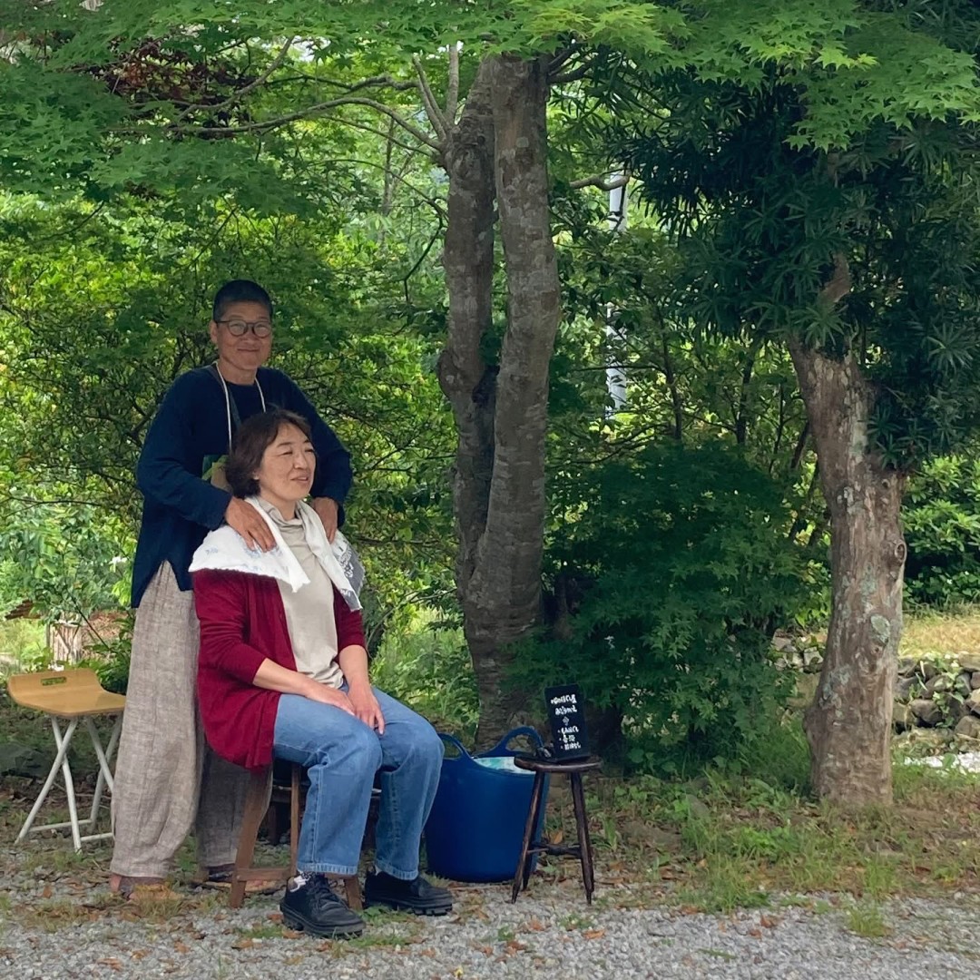 massage outdoors under tree